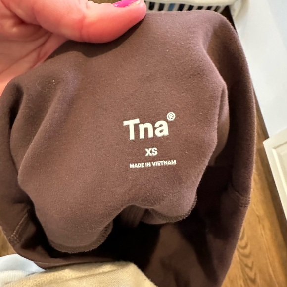 Aritzia TnaBUTTER Atmosphere Hi-Rise 9" Short - Picture 5 of 6